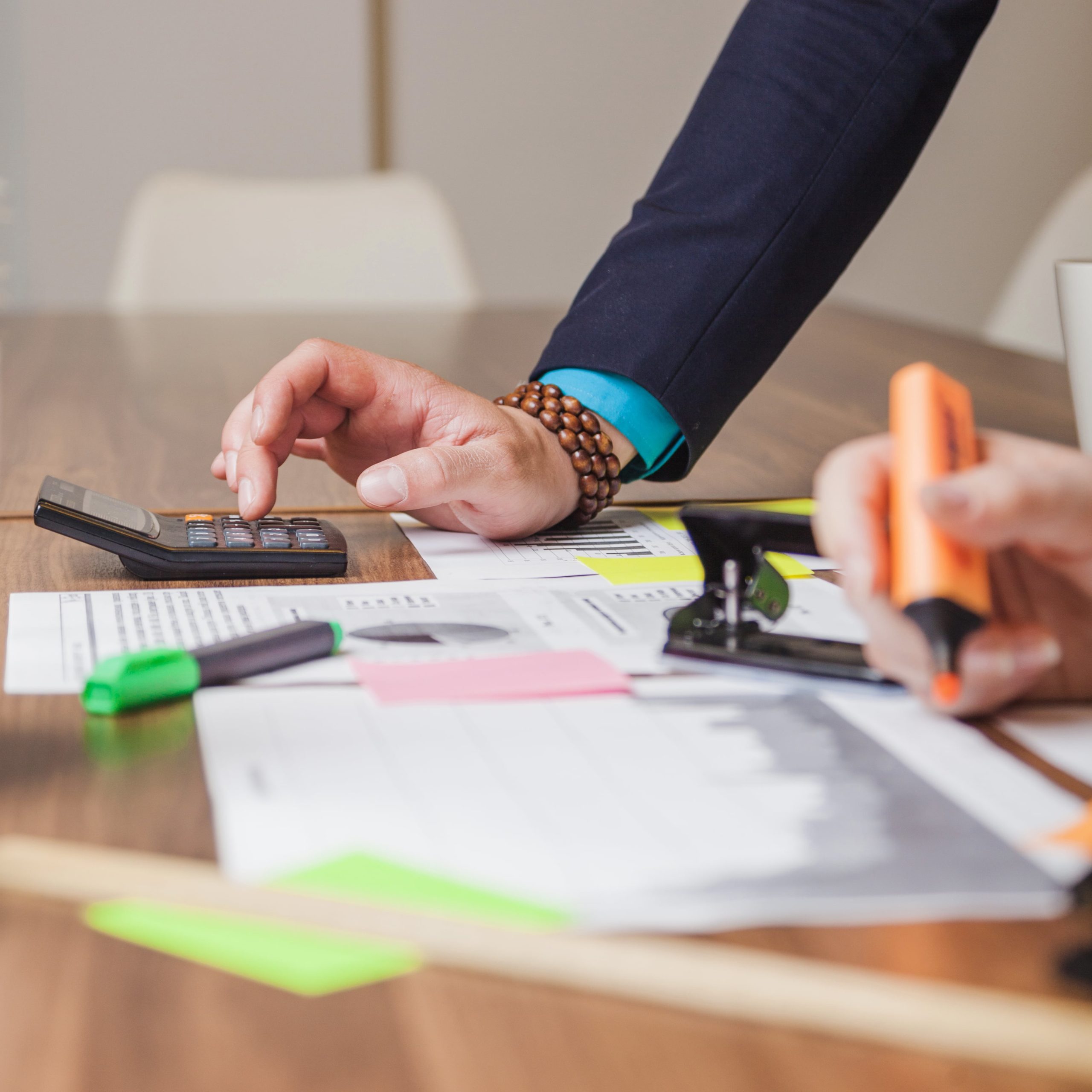 people-standing-leaning-desk-working-min